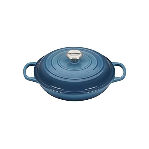 Le Creuset Signatur Gjutjärn Grund Gryta, Rund, Rostfritt stålknopp, Ø 26 cm, 2,2 l, Perfekt för alla ugnar och områden (inkl. induktion), Marin