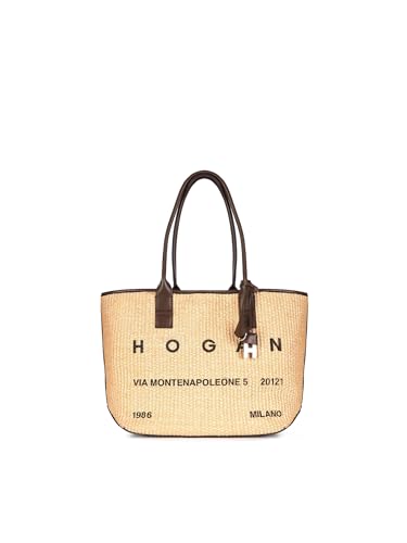 La caratteristica shopping bag con l'indirizzo del brand è proposta in una versione leggera, dal mood estivo. Dotata del logo stampato, questa declinazione in rafia presenta due manici fissi in pelle e un ampio vano chiuso con bottone magnetico. Completano il modello un pendente portachiavi e il charm H-Fob in metallo. Shopping bag donna Articolo realizzato in rafia Inserti in pelle liscia Logo indirizzo via Monte Napoleone stampato Dimensioni: 38 x 26 x 14 cm Manici fissi Chiusura con bottone magnetico Tasca interna con zip Piedini in metallo Indicazioni di cura e mantenimento incluse Custodia in tessuto inclusa
