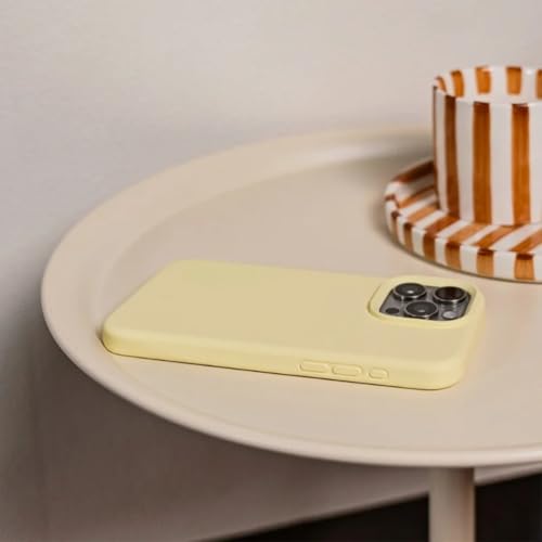 Coque iPhone 15 Plus en silicone liquide jaune clair protection intégrale souple