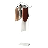 Polyvalent : ce portant à vêtements multifonction offre non seulement une façon élégante de ranger les vêtements sur sa poutre robuste, mais dispose également d'une base rocheuse pour organiser les chaussures et autres objets essentiels. En outre, le crochet d'un côté est parfait pour accrocher des accessoires tels que des sacs et des parapluies, ce qui en fait une solution idéale pour vos besoins de stockage.