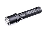 【Resistente al agua y calidad indestructible】La linterna recargable NEXTORCH de alta calidad es impermeable y a prueba de caídas, fiable y duradera. 2 metros a prueba de caídas, IPX7 (1 metro) impermeable, uso agresivo del medio ambiente, pero también puede hacer frente fácilmente, más completo y más tranquilo. El tratamiento de superficie anodizada dura y el material seleccionado de aleación de aluminio de grado aeroespacial hacen que esta linterna sea lo suficientemente resistente y estable como para ser utilizada como una linterna policial para cambiar entornos tácticos.