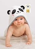 Hemos diseñado esta toalla con GROSOR en mente. Es 500gsm lo que lo hace súper absorbente y ultra suave. La cara de panda encapuchada mantiene la cabeza de tu pequeño apretada desde el momento en que están fuera del agua. El resto de la toalla abrazará suavemente a su hijo, mientras absorbe agua y acelera el tiempo de secado. Perfecto para el baño y la natación.