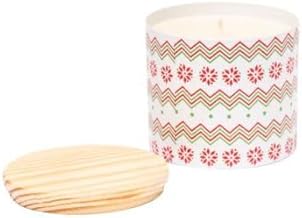 كوب شموع معطرة برائحة القرفة 8.5 سم عمق × 7.5 سم ارتفاع، ابيض مع خطوط متعرجة مطبوعة للكريسماس، غطاء خشبي وصندوق هدايا، وقت احتراق 48 ساعة تقريبًا