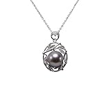 Die Perle ist perfekt rund mit starken spiegelartigen Glanz.