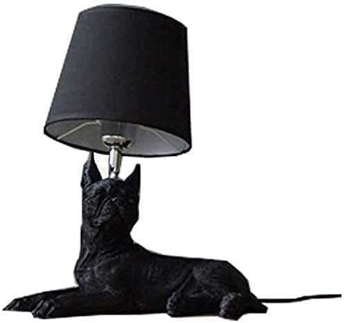 Lampe chiot contre la lumière agressive sur la table de chevet