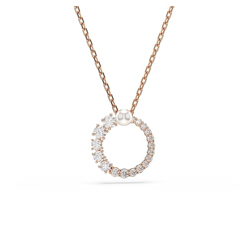 Sospeso su una delicata catena, il gioiello placcato color oro rosa presenta un anello di Swarovski Zirconia trasparenti, di misure che variano da piccole a grandi, ed è terminato da una Crystal Pearl Swarovski bianca al centro