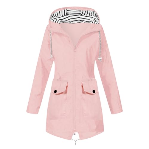 Veste avec capuche femme pour affronter le vent et les pluies soudaines