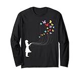 Si eres una chica que ama las mariposas, esta camiseta es para ti. Con una silueta de una niña unida a través de una cuerda a varias mariposas de colores, seguro que complacerá a niñas y mujeres de todas las edades.