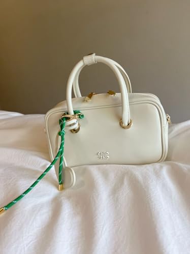 Chic and practicality in one bag!3