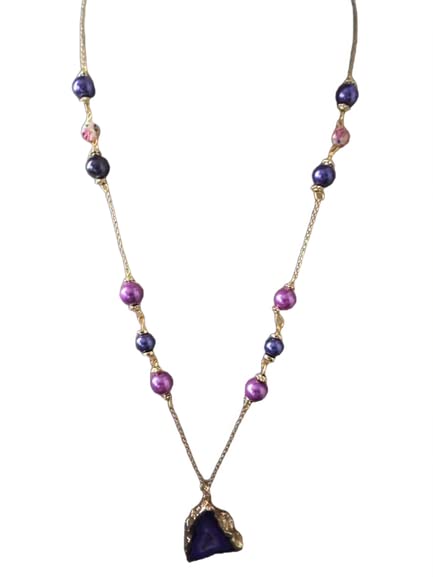 Sautoir en agate et perles violettes pour illuminer un décolleté terne