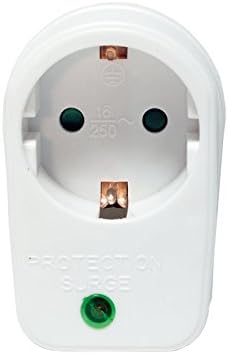 Kątowy view of the Logilink PA0078 surge protector adapter, showing the front socket and side profile.