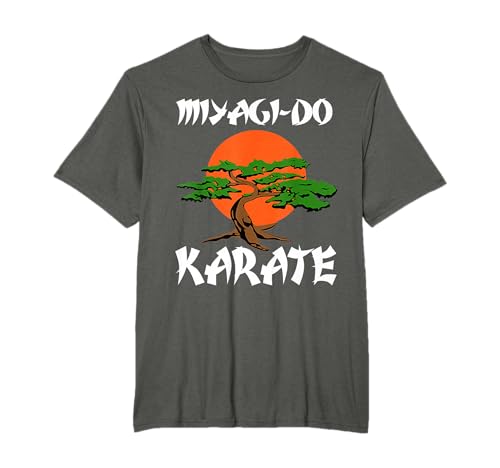 Questa camicia karate Miyagi-Do Bonsai è un regalo perfetto per ogni amante del karate, padre, fratello, papà, ragazzi, nonno, marito, uomo, anziani, figlio, regalo perfetto e unico per le vacanze e le occasioni speciali. Indossalo per le tue lezioni di karate