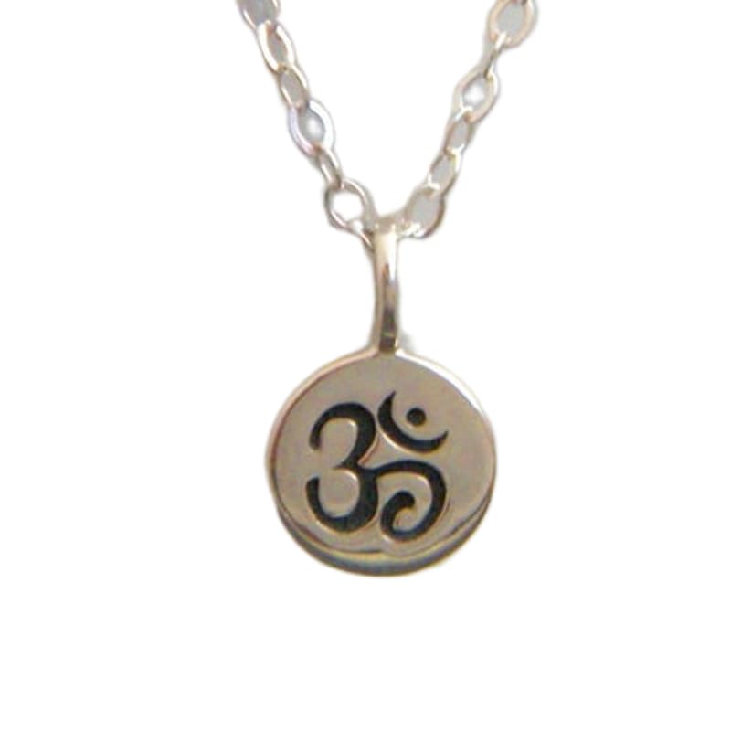 Om-Halskette aus 925er Sterlingsilber. Zen-Yoga-Yogi-Schmuck. Schlichter Ohm-Symbol-Anhänger. Für jeden Tag. Zierlicher Schmuck. Geschenk für sie | mit 45,7 cm langer Kette | versilbert | L_PN_0489