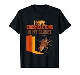 Tengo exoesqueletos en mi armario, juego de palabras de dueño de mascotas cucarachas Camiseta