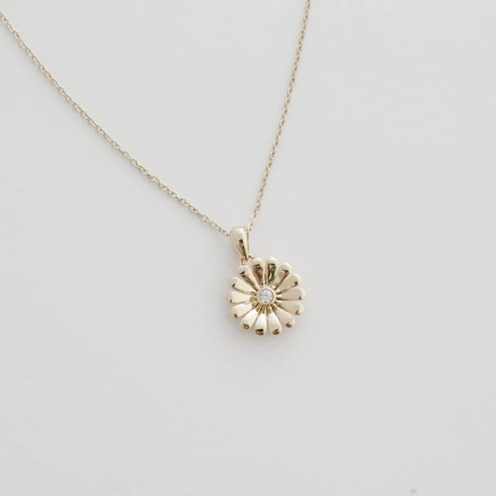 HONEYCAT Daisy Flower Bloom Necklace in Gold, Rose Gold, or Silver | Minimalist, Delicate Jewelry