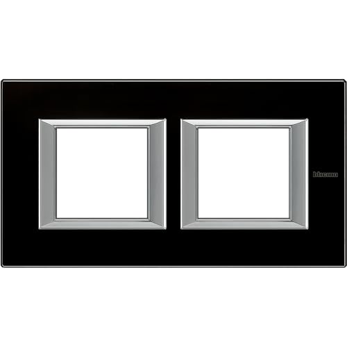Plaque Axolute BTicino en verre noir pour sublimer les interrupteurs du salon