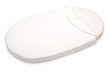 Die ovale Form des Lakens passt perfekt auf die Matratze des Stokke Sleepi Betts - für einen erholsamen Schlaf nach einem aufregenden Tag