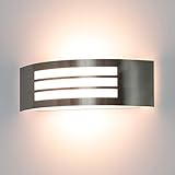 Una moderna lámpara de pared para exteriores de cromo, diseñada para la iluminación de la terraza en jardines.