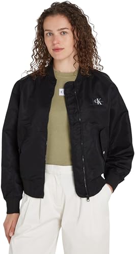 ICONICITÀ INTRAMONTABILE: L’originale bomber in raso Calvin Klein Jeans con due tasche ad altezza della vita presenta un design essenziale. Il colletto, i polsini sulle maniche e l’orlo con effetto maglia a costine gli conferiscono un tocco particolare.