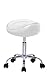 Crisnails® Taburete de Peluquería, Silla de Peluquería, Asiento de Material Cuero Sintético y Diseño Ergonómico, Altura Regulable, Giratorio 360º y Base Estable con 5 Rueditas, Color Blanco