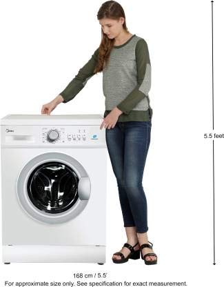 Rentadora Midea al costat d'una persona per a la bàscula