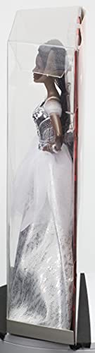 Barbie GXL22 - Barbie Signature 2021 Holiday Barbie Puppe (30 cm, brünettes, geflochtenes Haar) im silbernen Kleid mit Puppenständer und Echtheitszertifikat, Geschenk für Kinder ab 6 Jahren – Bild 8