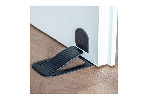 設置が簡単で、いちいち取り付けたり外したりする手間いらずのドアストッパー。テープで貼り付けるため、床を傷つける心配もありません。ドアを閉める時は、ストッパーを足で踏めばOK。ドアの開け閉めがスムーズにできてストレスフリー♪