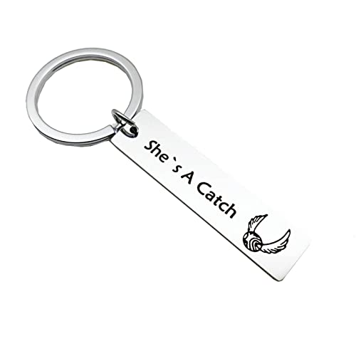 Banemi Llavero Peesonalizado, Llavero Automotriz Etiqueta Rectangular Grabada She's a Catch Llavero para Decoracion