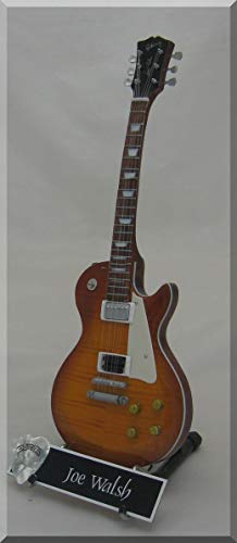 JOE WALSH Guitare Miniature EAGLES avec médiator - Les Beatles, Paul McCartney, John Lennon, RIngo Starr, George Harrison JOE WALSH Guitare Miniature EAGLES avec médiator – Image 3