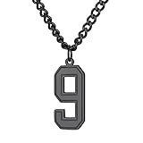 GoldChic Zahlen 1-99 Charms Halskette für Damen Herren Edelstahl Sportnummer Halskette Baseball Jersey Nummer Glücksbringer Sport Charm Geschenk mit 56cm Halskette in Schwarz