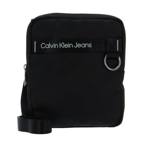 Lasciatevi convincere da questo Calvin Klein borsa a tracolla . Dinamico e chic, completa il tuo look in modo ottimale. È possibile regolare la tracolla individualmente e quindi godere di un comfort confortevole per tutto il giorno. Dimensioni: 17.5 x 20 x 4.5 cm
