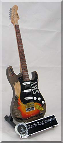 STEVIE RAY VAUGHAN Guitare Miniature SRV avec médiator - Les Beatles, Paul McCartney, John Lennon, RIngo Starr, George Harrison STEVIE RAY VAUGHAN Guitare Miniature SRV avec médiator – Image 3