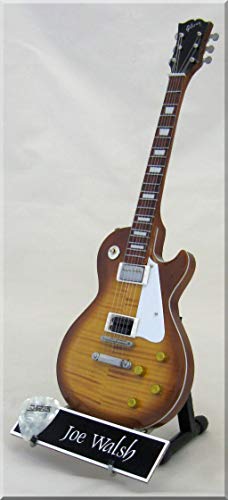 JOE WALSH Guitare Miniature avec médiator EAGLE - Les Beatles, Paul McCartney, John Lennon, RIngo Starr, George Harrison JOE WALSH Guitare Miniature avec médiator EAGLE – Image 3