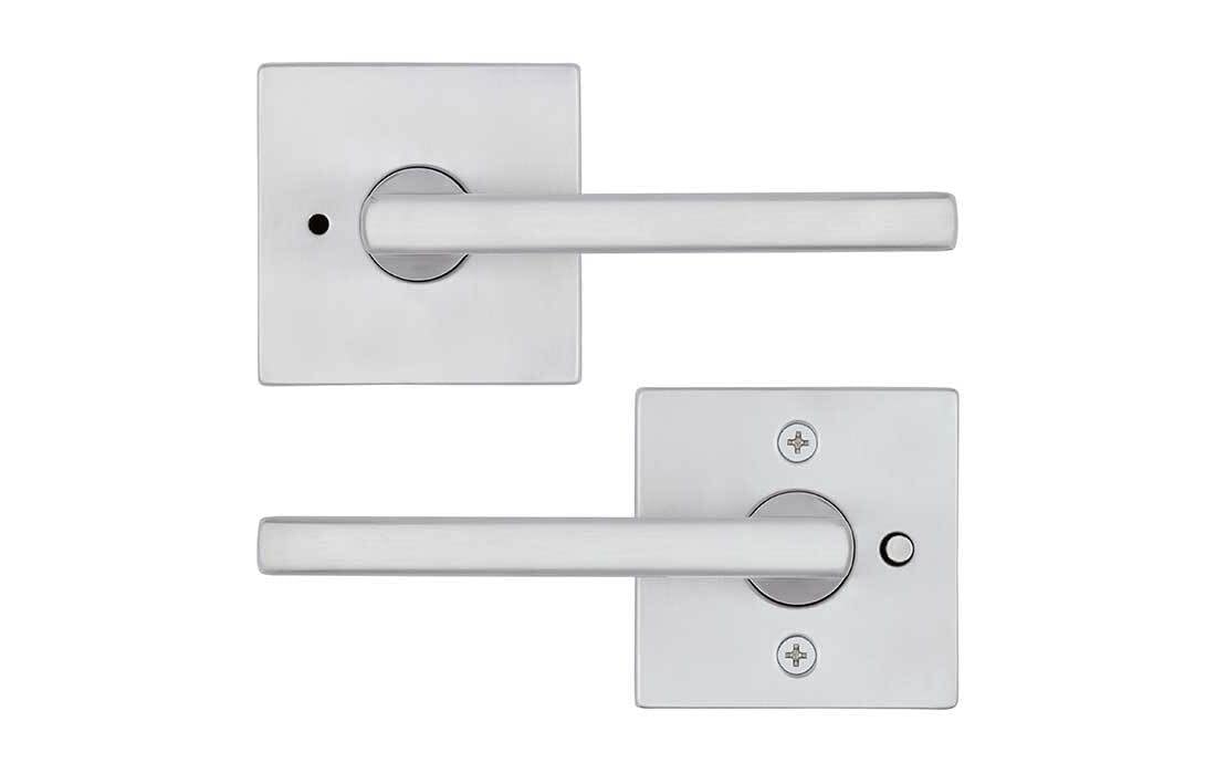 Kwikset 730HFLSQT-26D - Manija Halifax con cerradura de puerta cuadrada de privacidad con pestillo 6AL y acabado cromado satinado RCS Strike