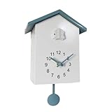 Facile à utiliser : il suffit de placer l'horloge à coucou sur une étagère ou une cheminée. Il est alimenté par trois piles AA (non fournies). Il suffit d'ouvrir le couvercle sur le fond, d'insérer les piles, et le pendule commencera à se balancer.