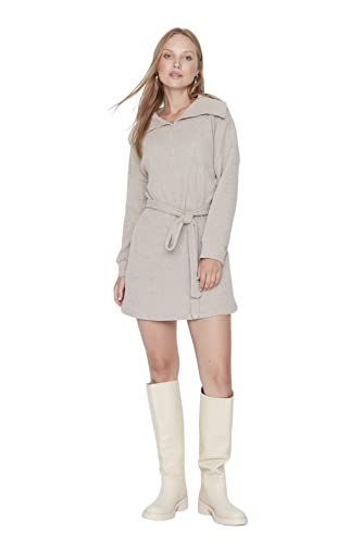 Robe mini en maille au tombé fluide et coupe évasée structurant la silhouette