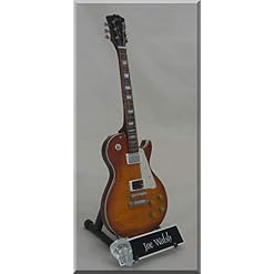 JOE WALSH Guitare Miniature EAGLES avec médiator - Les Beatles, Paul McCartney, John Lennon, RIngo Starr, George Harrison
