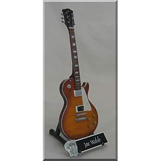 JOE WALSH Guitare Miniature EAGLES avec médiator - Les Beatles, Paul McCartney, John Lennon, RIngo Starr, George Harrison