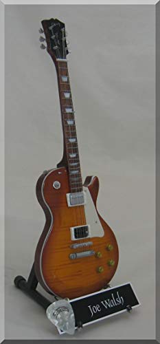 JOE WALSH Guitare Miniature EAGLES avec médiator - Les Beatles, Paul McCartney, John Lennon, RIngo Starr, George Harrison JOE WALSH Guitare Miniature EAGLES avec médiator