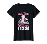 Trage das Nägel Motiv als Nageldesignerin bei der Arbeit im Nagelstudio.