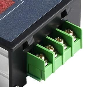 Rasmni yaqinlashtirib olish view of the green screw terminal blocks on the Aideepen PWM DC Motor Speed Controller.