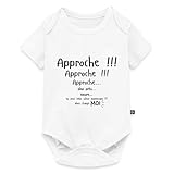 Idée cadeau bébé parfaire : Ce body bébé allie confort, qualité et praticité. Un cadeau bébé idéal pour une naissance, une baby shower ou simplement pour faire plaisir à de jeunes parents. Résistant (200 g/m²) et agréable, il accompagnera bébé dans toutes ses aventures.