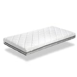 Este colchón tiene una altura de 11 cm. Tiene un peso aproximado de 3,5 kg y está fabricado con componentes seguros y no nocivos para la salud de nuestro bebé. La edad recomendada es de entre 0 a 24 meses. Este colchón de cuna es perfectamente válido para ser usado desde el nacimiento hasta la transición a la cama.