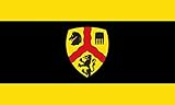 magFlags Flagge: Large Hissflagge der Stadt Harsewinkel Kreis Gütersloh Das Wappen der Stadt Harsewinkel zeigt in Gold Gelb einen roten Wellengöpel | Querformat Fahne | 1.35m² |