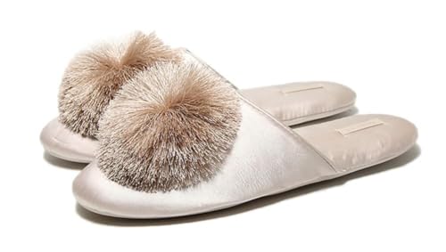 GHAKKE Pantuflas Elegantes De Satén con Punta Cerrada para Mujer Pantuflas De Casa Cómodas con Bola De Pelo Sintético Esponjosa Sandalias Planas Ligeras Y Antideslizantes(Champagne,36/37 EU)