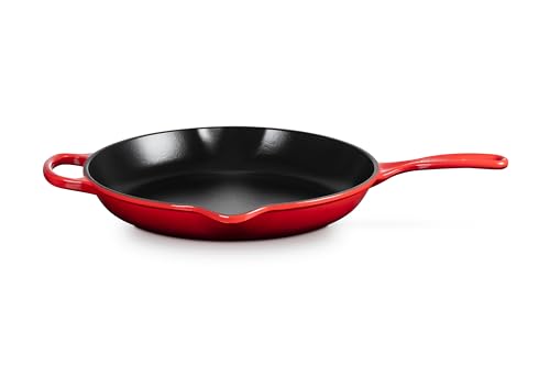 Le Creuset Signature Iron Handle Skillet thumbnail 3
