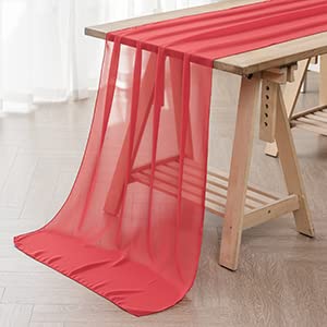 Chemin de table en mousseline de soie rouge au drapé premium pour réception chic
