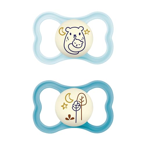 MAM Air Night Succhietto 6-16 Mesi (Set da 2), Ciuccio MAM 6-16 mesi che si illumina al buio per pelli sensibili, Kit da 2 accessori neonato con tettarella in silicone e porta ciuccio, Azzurro/Verde