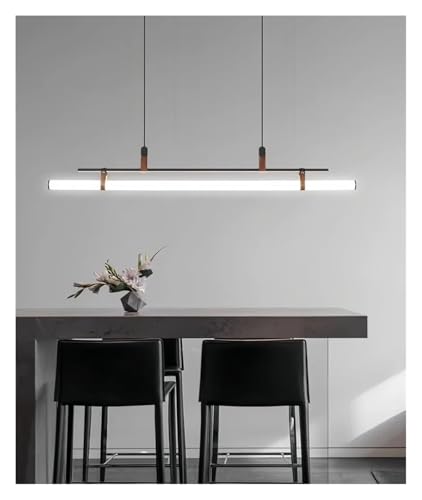 Lustre plafonnier nordique au-dessus de l'îlot de cuisine et de la table basse du salon