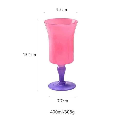 Vasos de agua elegantes en copa rosa para evitar mesas aburridas 3